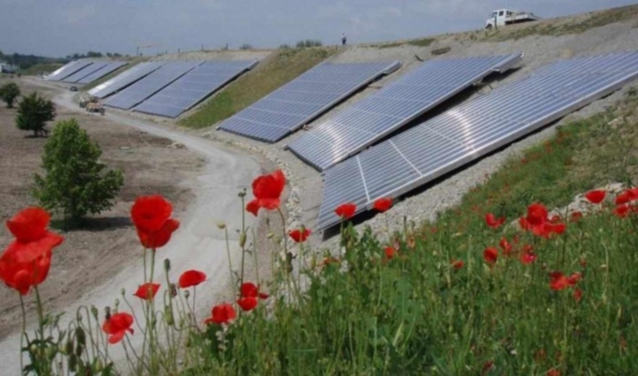 Solarthermische Kollektoren auf einem Lärmschutzwall