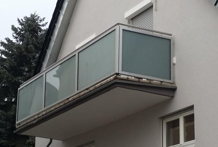 Solar air collectors used as a balcony balustrade